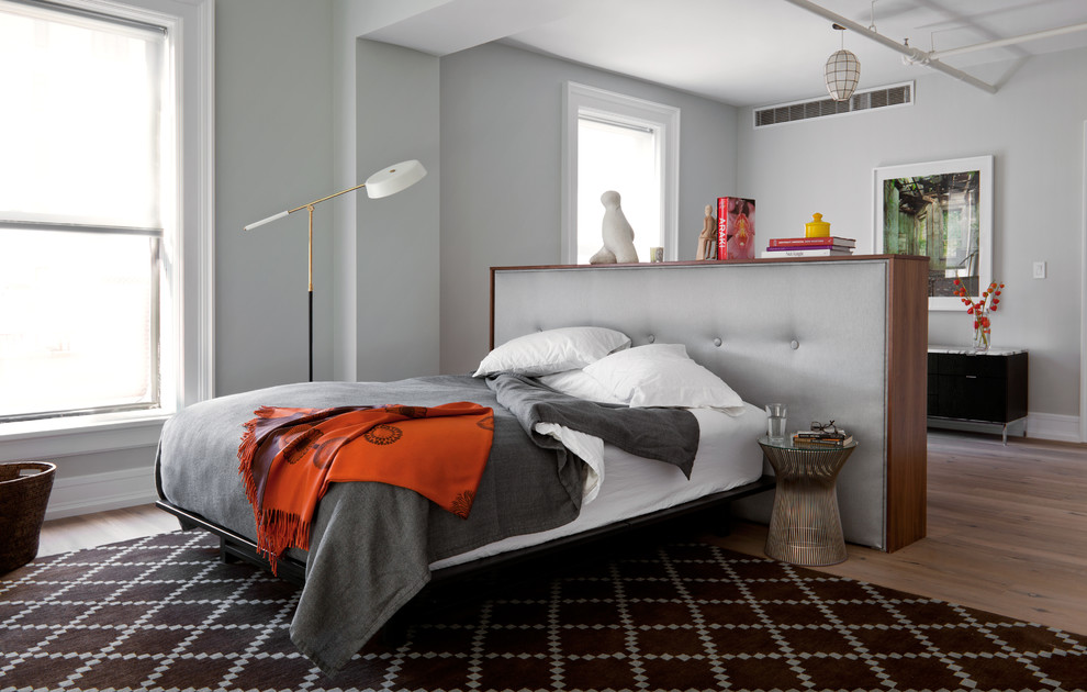 ニューヨークにあるコンテンポラリースタイルのおしゃれな寝室 (グレーの壁、グレーとブラウン) のレイアウト