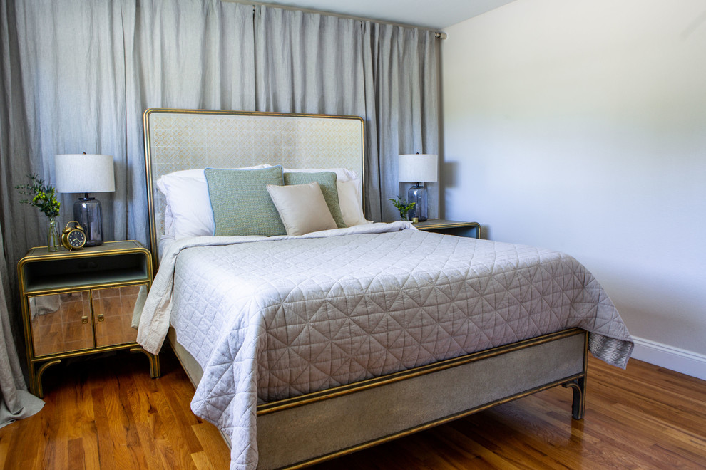 Mittelgroßes Klassisches Hauptschlafzimmer ohne Kamin mit weißer Wandfarbe, braunem Holzboden und braunem Boden in Denver