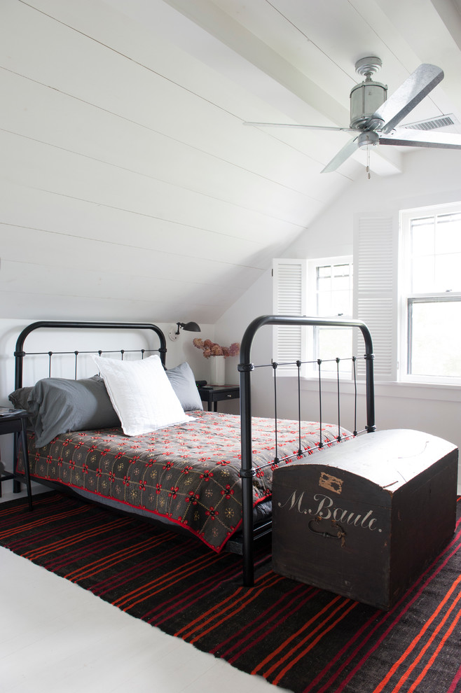 Imagen de habitación de invitados de estilo de casa de campo pequeña con paredes blancas
