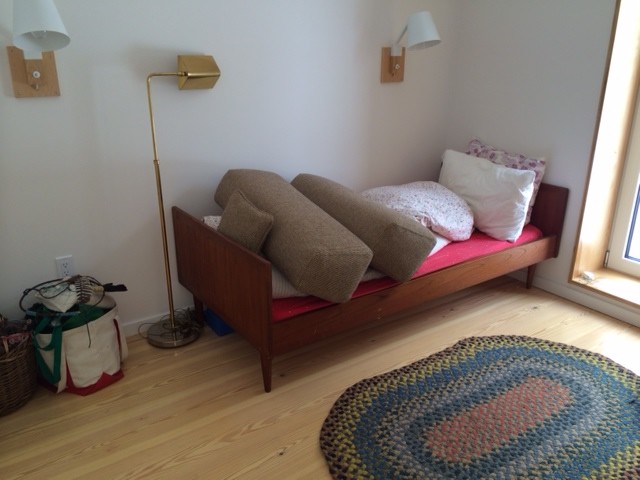 ニューヨークにあるコンテンポラリースタイルのおしゃれな寝室 (淡色無垢フローリング) のレイアウト