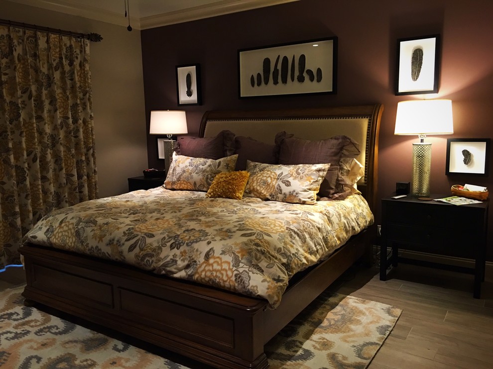 Свежая идея для дизайна: хозяйская спальня среднего размера в стиле неоклассика (современная классика) с фиолетовыми стенами и полом из керамической плитки - отличное фото интерьера