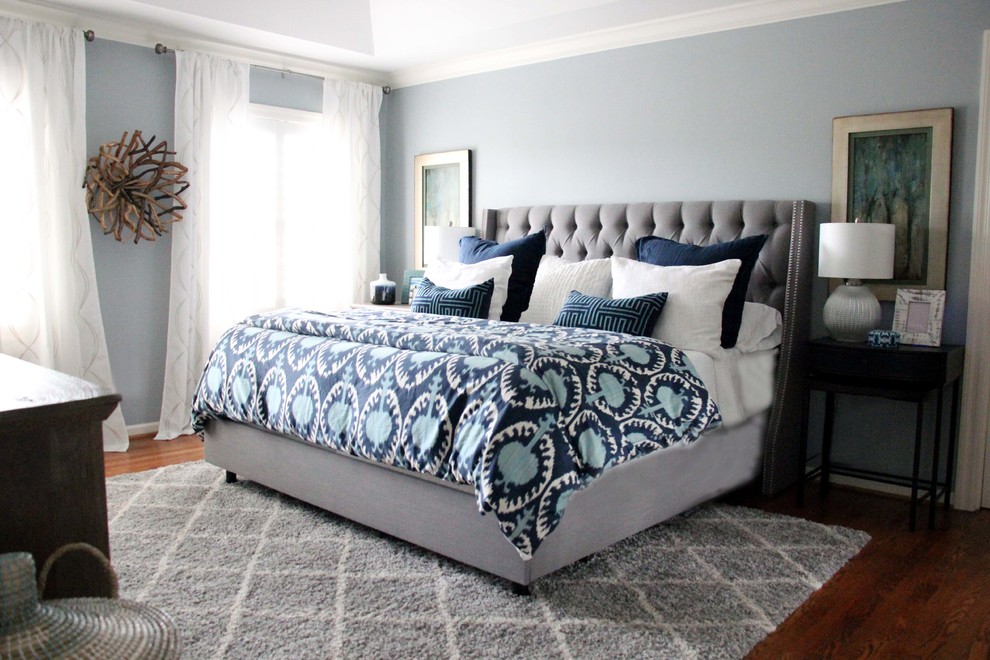 Свежая идея для дизайна: хозяйская спальня среднего размера в стиле неоклассика (современная классика) с синими стенами и паркетным полом среднего тона - отличное фото интерьера