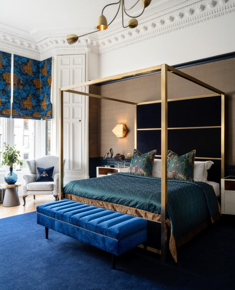 ロンドンにある広いトランジショナルスタイルのおしゃれな主寝室 (白い壁、淡色無垢フローリング、ベージュの床) のレイアウト