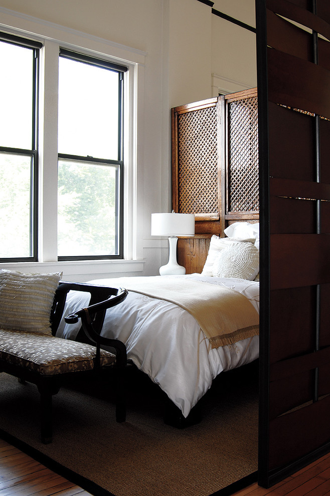 Kleines Asiatisches Gästezimmer mit weißer Wandfarbe und braunem Holzboden in Sonstige