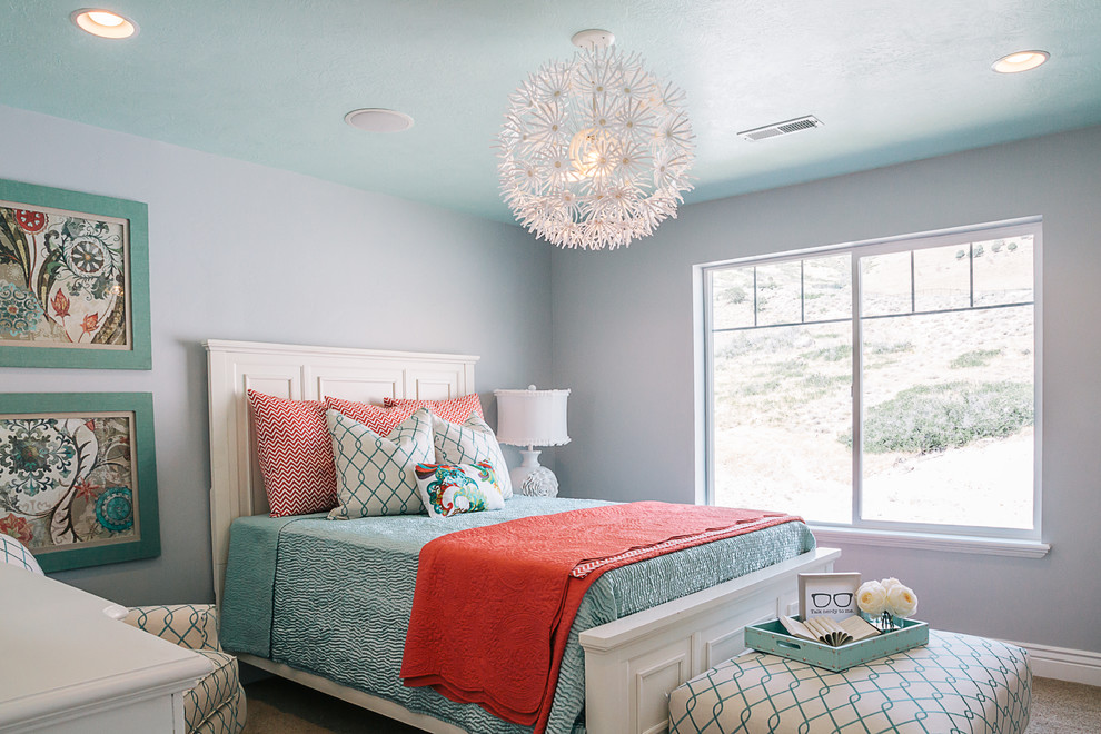 Idéer för vintage sovrum, med grå väggar och heltäckningsmatta