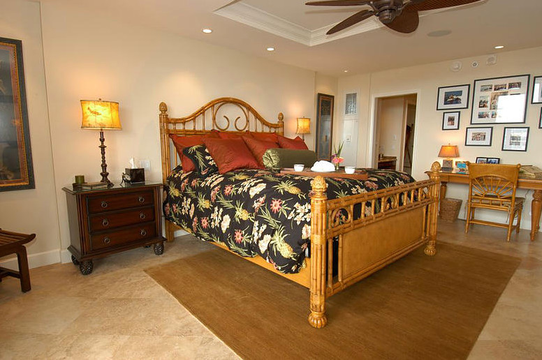 Modelo de habitación de invitados exótica de tamaño medio sin chimenea con paredes blancas, suelo de madera oscura y suelo marrón