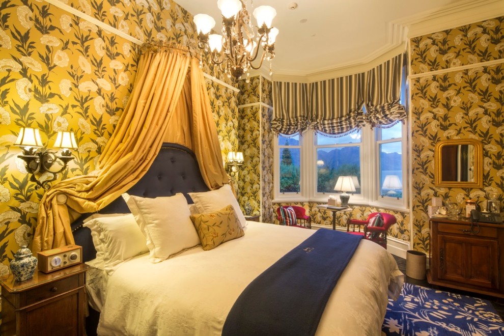На фото: большая гостевая спальня (комната для гостей) в викторианском стиле с разноцветными стенами, ковровым покрытием и синим полом без камина
