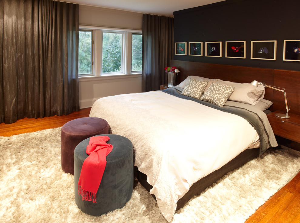 トロントにある広いコンテンポラリースタイルのおしゃれな主寝室 (グレーの壁、無垢フローリング) のレイアウト