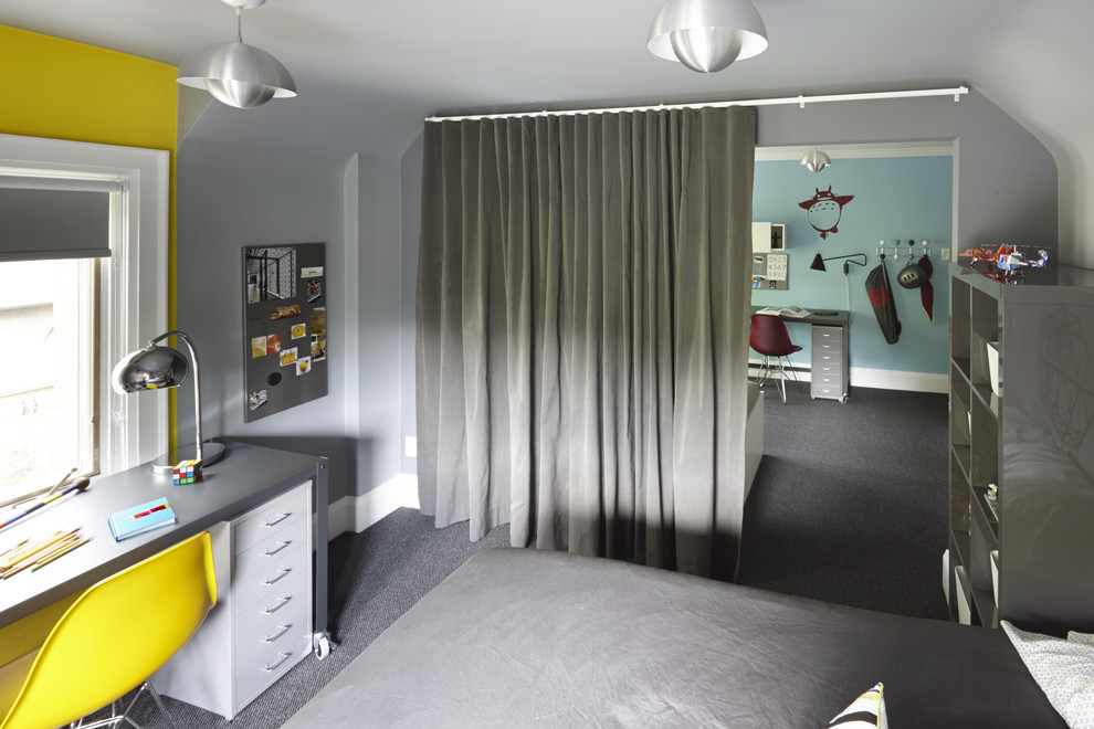 Immagine di una grande camera da letto minimalista con pareti grigie e moquette