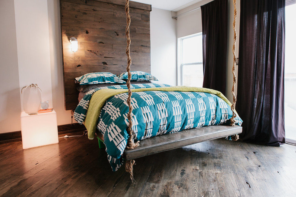 Imagen de habitación de invitados contemporánea con suelo de madera oscura