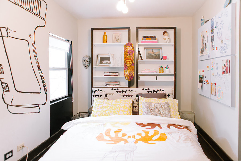 Esempio di una piccola camera da letto contemporanea con pareti bianche, pavimento in legno massello medio e nessun camino