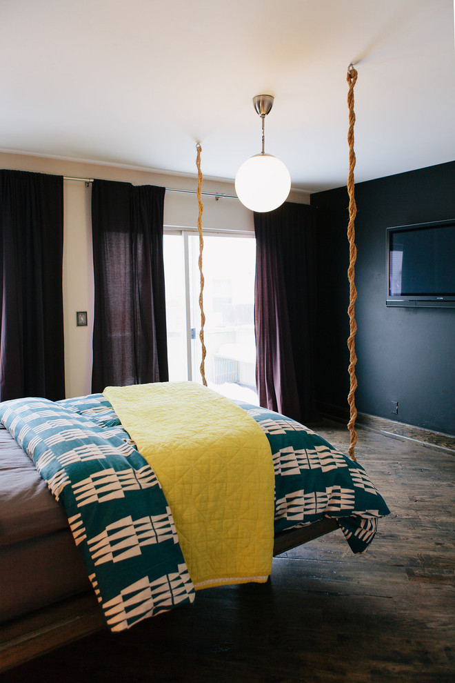 Imagen de dormitorio actual con suelo de madera en tonos medios