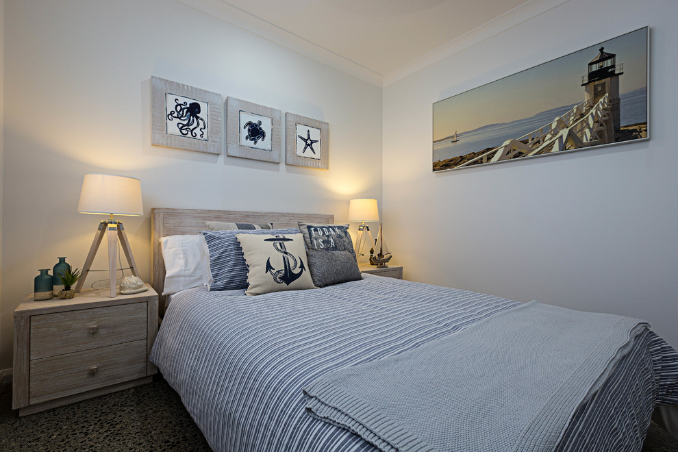 Immagine di una camera degli ospiti stile marino di medie dimensioni con pareti bianche, pavimento in cemento e nessun camino