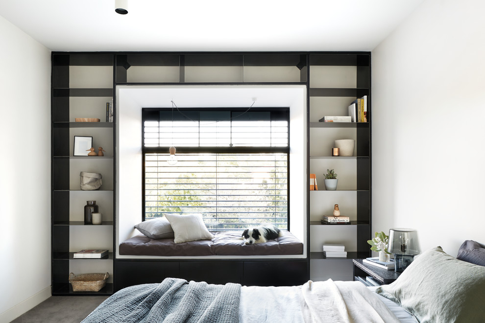 Cette photo montre une chambre avec moquette moderne avec un mur blanc et un sol gris.
