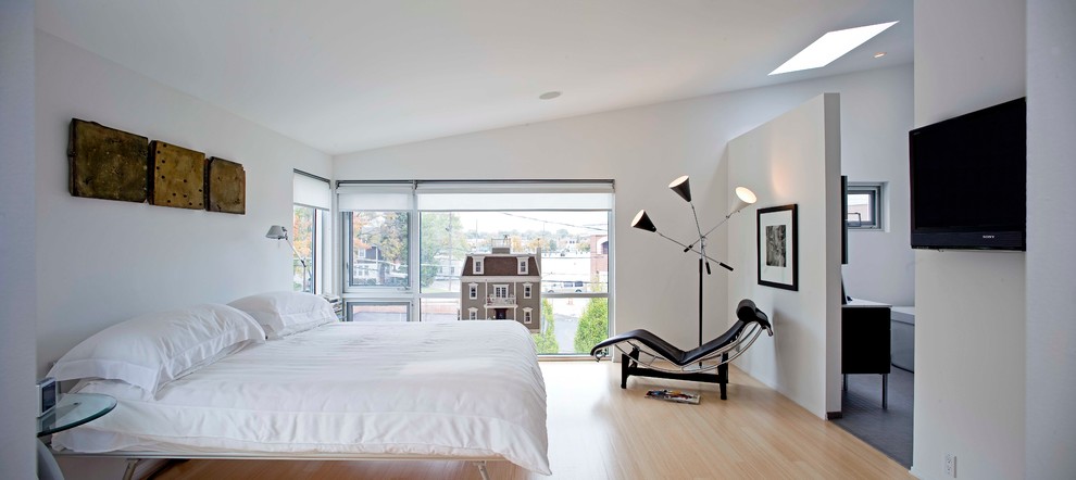 Идея дизайна: хозяйская спальня в скандинавском стиле с белыми стенами и светлым паркетным полом