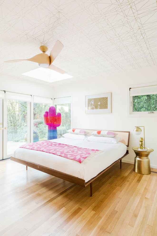 На фото: гостевая спальня среднего размера, (комната для гостей) в стиле ретро с белыми стенами, светлым паркетным полом и бежевым полом с