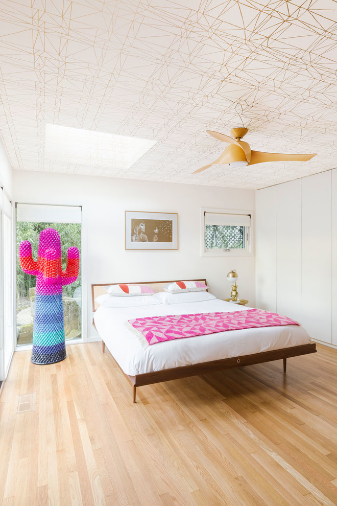 На фото: гостевая спальня среднего размера, (комната для гостей) в стиле ретро с белыми стенами, светлым паркетным полом и бежевым полом