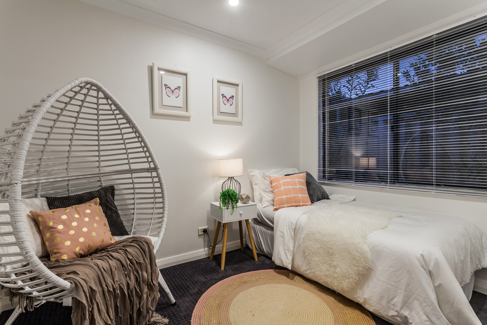 Свежая идея для дизайна: гостевая спальня (комната для гостей) в стиле неоклассика (современная классика) с серыми стенами и ковровым покрытием - отличное фото интерьера