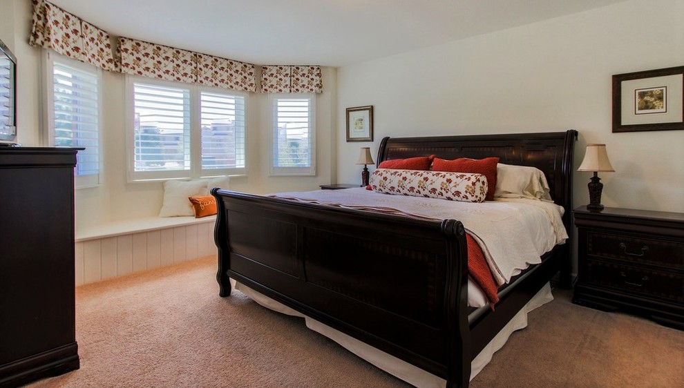 Foto de habitación de invitados ecléctica de tamaño medio con paredes grises, moqueta y suelo beige
