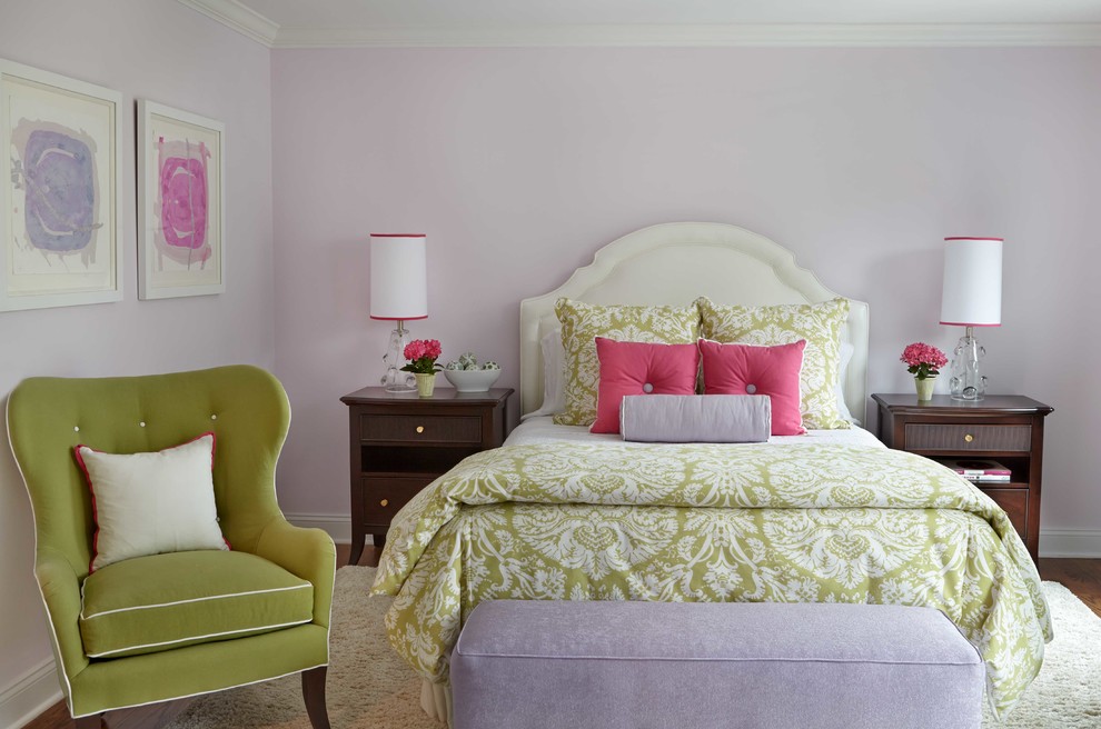 Стильный дизайн: спальня в стиле неоклассика (современная классика) с фиолетовыми стенами и паркетным полом среднего тона без камина - последний тренд