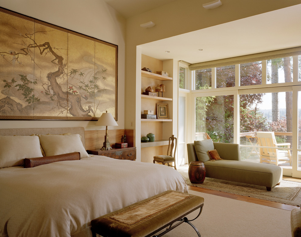 Modelo de dormitorio clásico renovado con paredes beige y suelo de madera en tonos medios