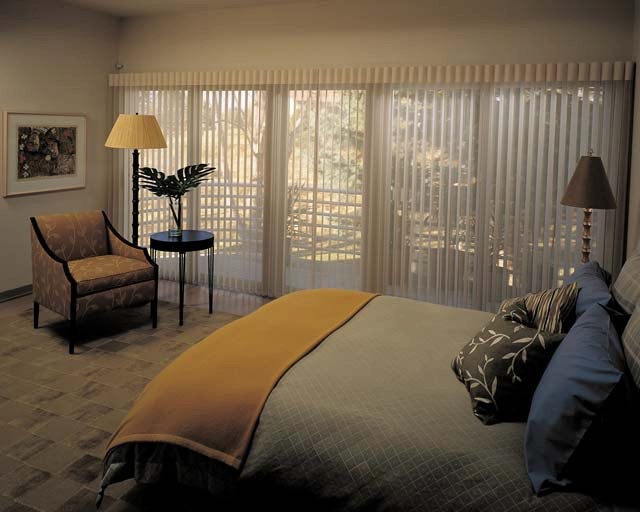 Modelo de dormitorio principal clásico de tamaño medio sin chimenea con paredes beige, moqueta y suelo marrón
