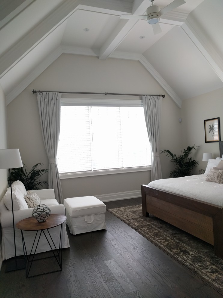 Imagen de dormitorio principal romántico de tamaño medio sin chimenea con paredes beige, suelo de madera en tonos medios y suelo marrón