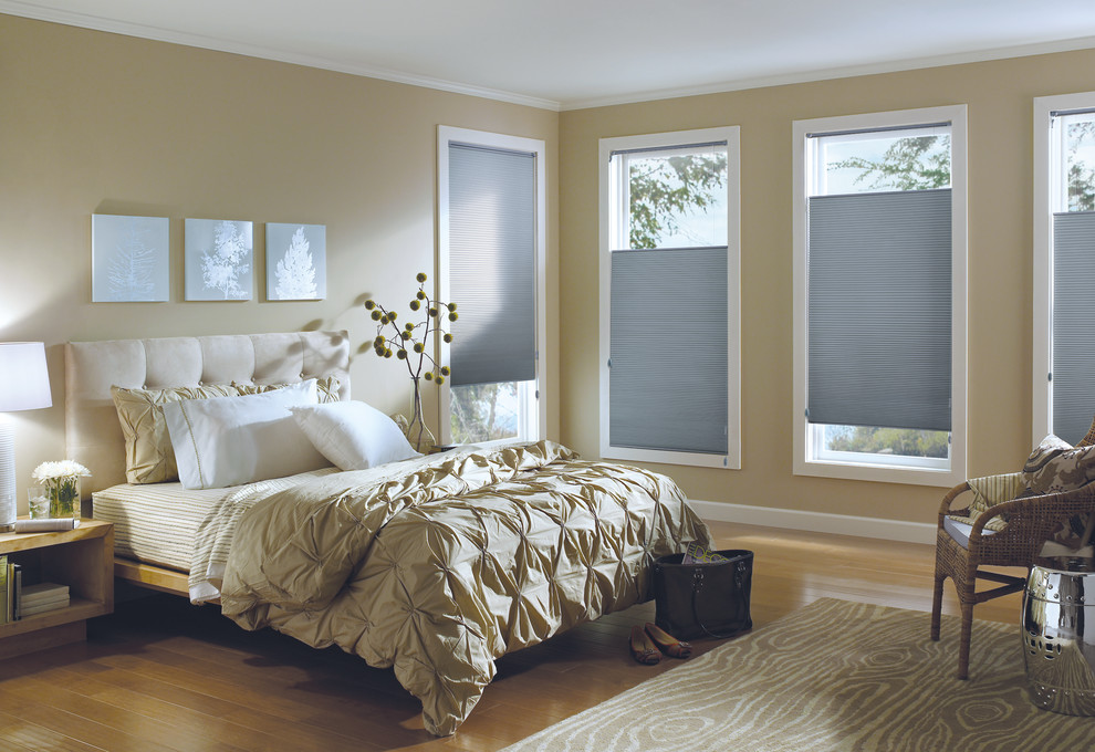 Imagen de dormitorio principal clásico de tamaño medio sin chimenea con paredes beige y suelo vinílico