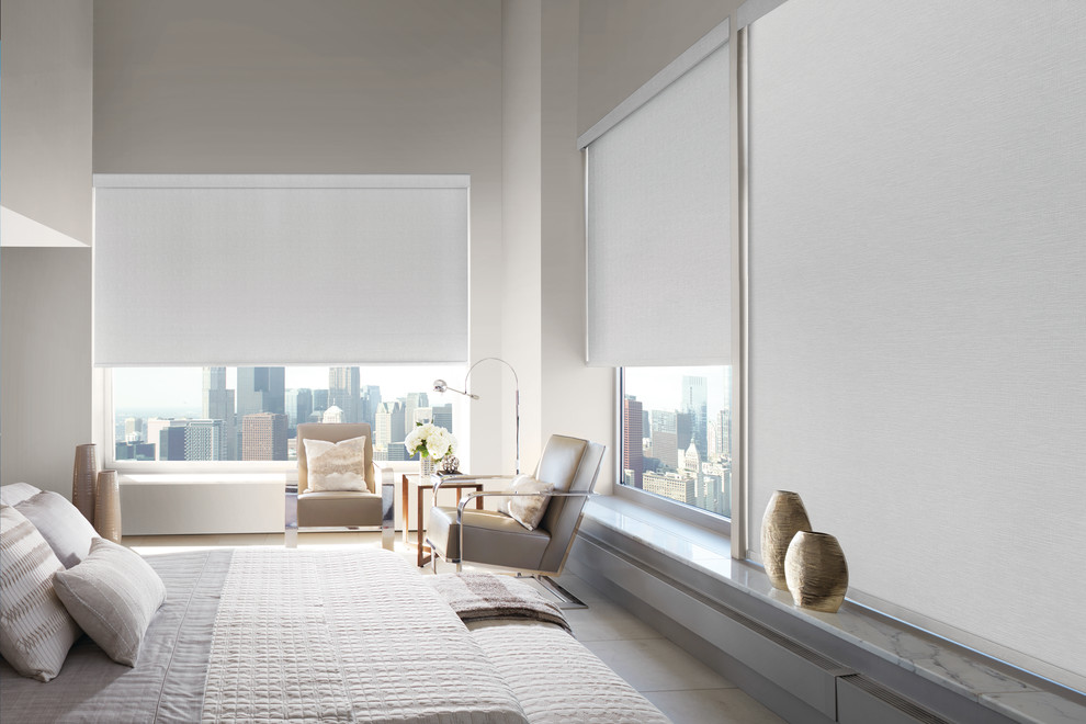 Großes Modernes Hauptschlafzimmer ohne Kamin mit beiger Wandfarbe, Porzellan-Bodenfliesen und beigem Boden in New York