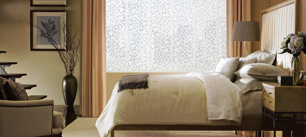 Diseño de habitación de invitados minimalista de tamaño medio con paredes marrones y suelo de madera en tonos medios