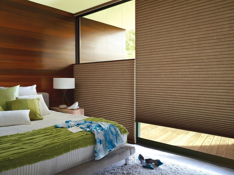 На фото: хозяйская спальня среднего размера в стиле ретро с коричневыми стенами без камина с
