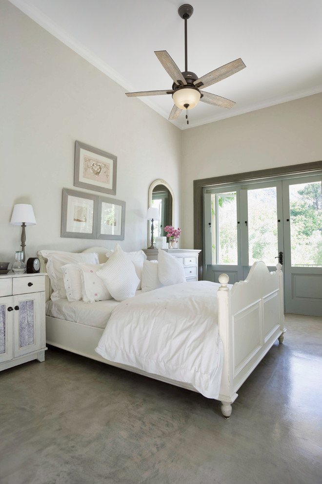 Shabby-Look Schlafzimmer mit beiger Wandfarbe, Betonboden und grauem Boden in Sonstige
