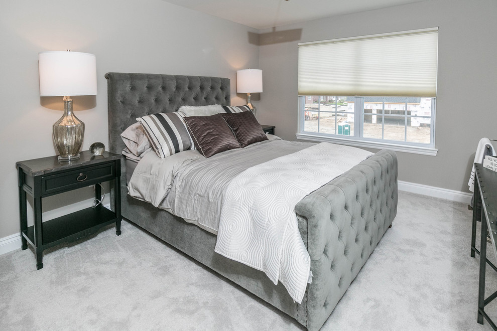 На фото: гостевая спальня среднего размера, (комната для гостей) в классическом стиле с серыми стенами и ковровым покрытием без камина с