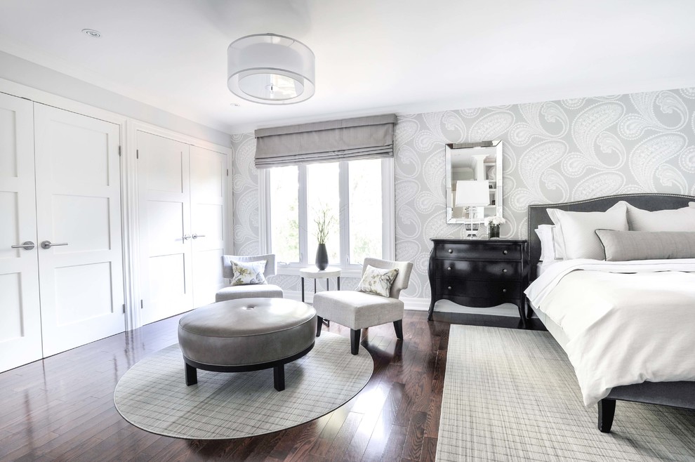 На фото: большая хозяйская спальня в стиле неоклассика (современная классика) с серыми стенами и паркетным полом среднего тона без камина с