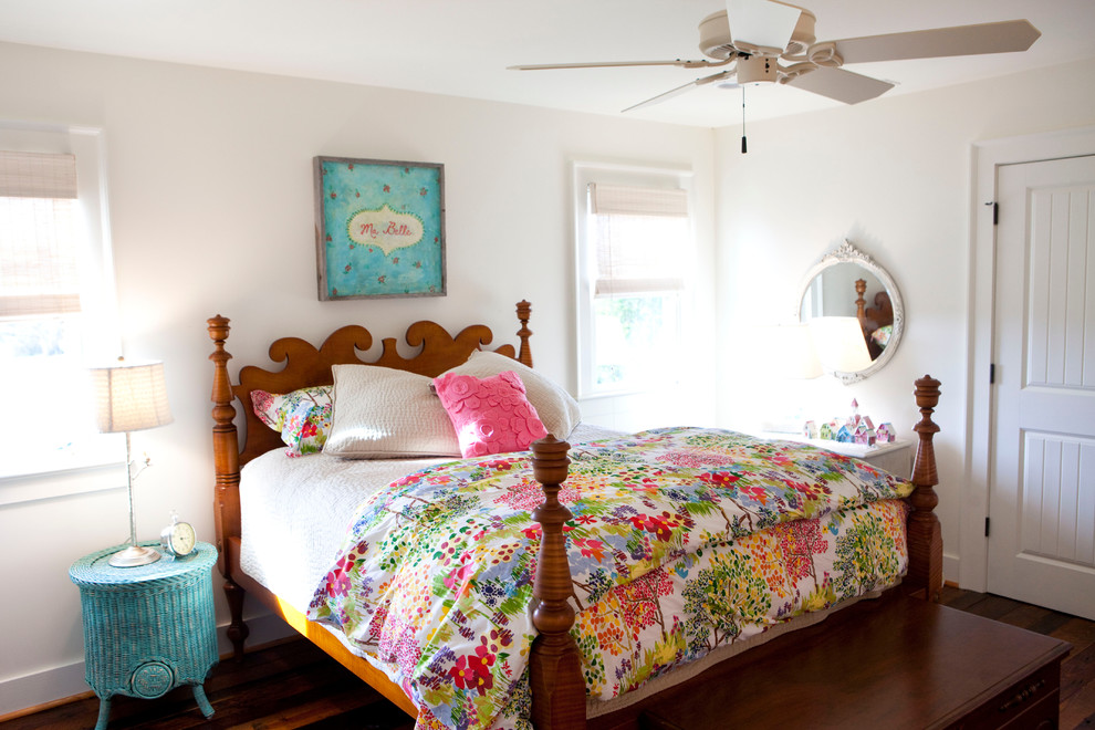 Rustikales Schlafzimmer mit weißer Wandfarbe in Raleigh