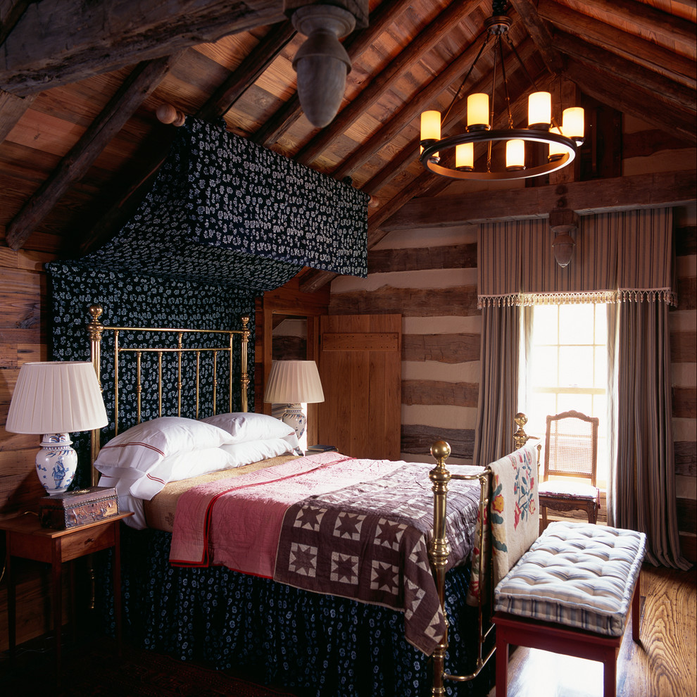 Diseño de dormitorio rural con suelo de madera en tonos medios