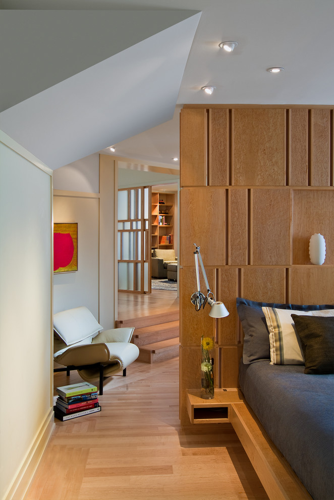 Foto de dormitorio principal contemporáneo sin chimenea con paredes blancas y suelo de madera en tonos medios