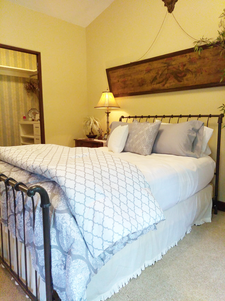 Ejemplo de habitación de invitados rústica de tamaño medio sin chimenea con paredes beige, moqueta y suelo beige