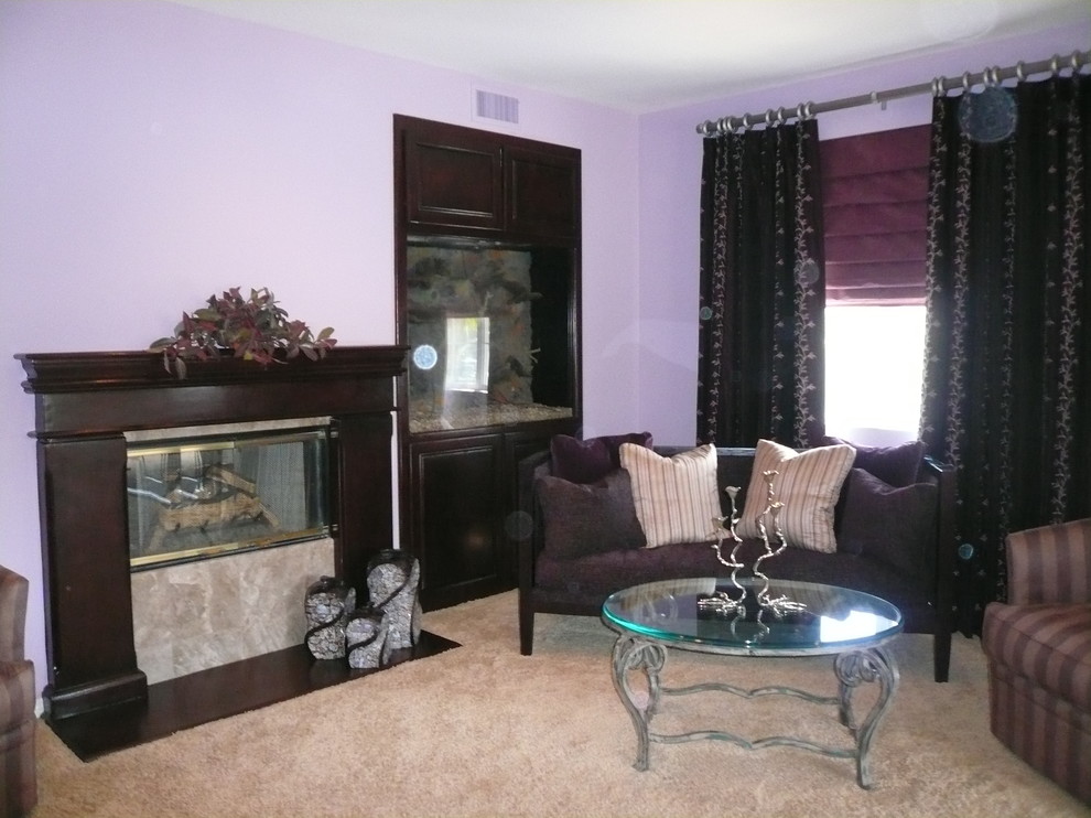 Cette photo montre une chambre chic de taille moyenne avec un mur violet, une cheminée standard et un manteau de cheminée en bois.