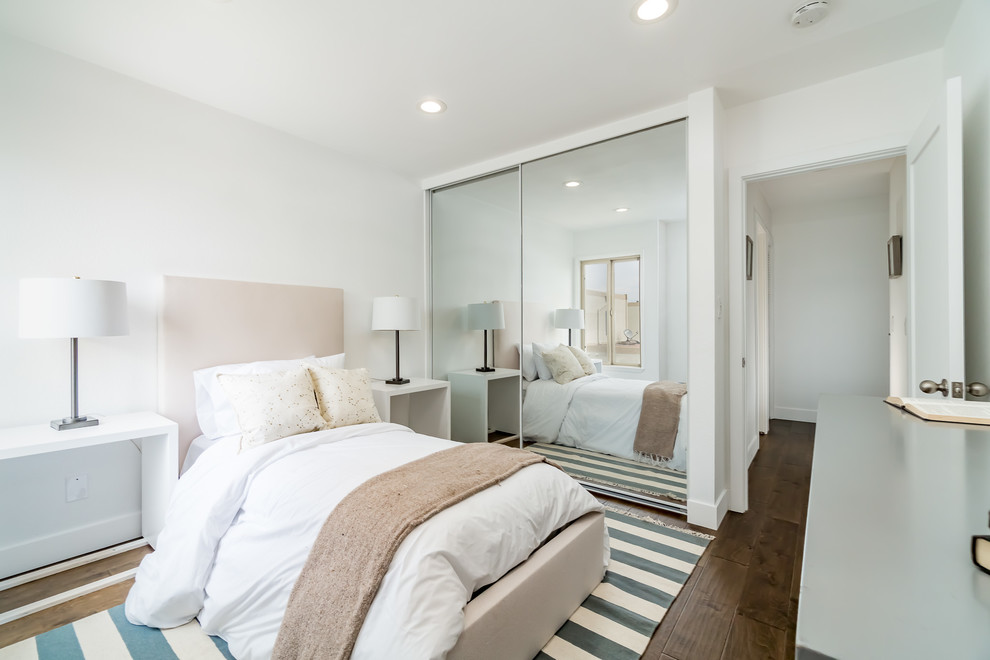 Пример оригинального дизайна: гостевая спальня среднего размера, (комната для гостей) в современном стиле с белыми стенами, темным паркетным полом и коричневым полом без камина
