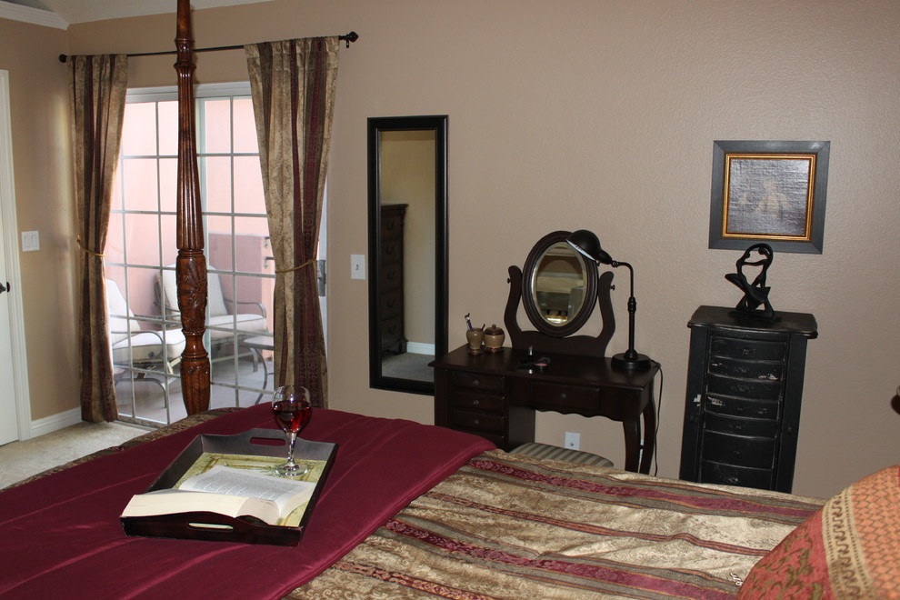 Пример оригинального дизайна: хозяйская спальня среднего размера в классическом стиле с бежевыми стенами и ковровым покрытием без камина