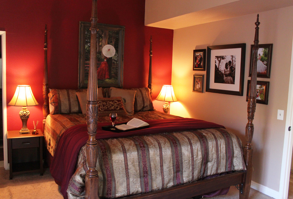 Стильный дизайн: хозяйская спальня среднего размера в классическом стиле с красными стенами и ковровым покрытием без камина - последний тренд