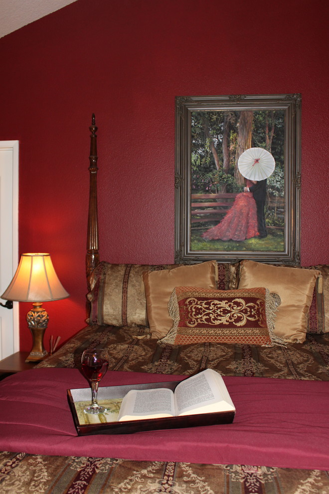 Cette image montre une chambre traditionnelle de taille moyenne avec un mur rouge et aucune cheminée.