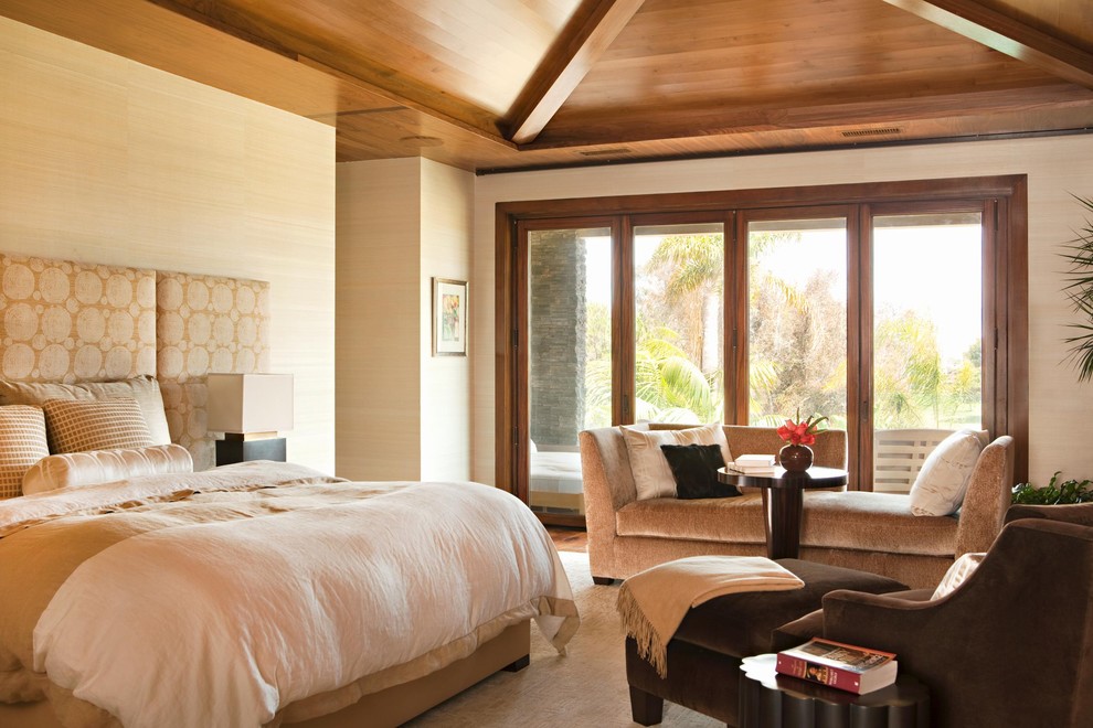 Стильный дизайн: спальня в современном стиле с бежевыми стенами - последний тренд