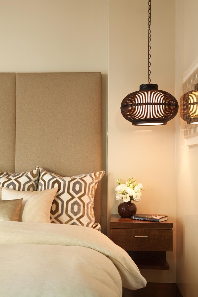 Idée de décoration pour une chambre design avec un mur beige.