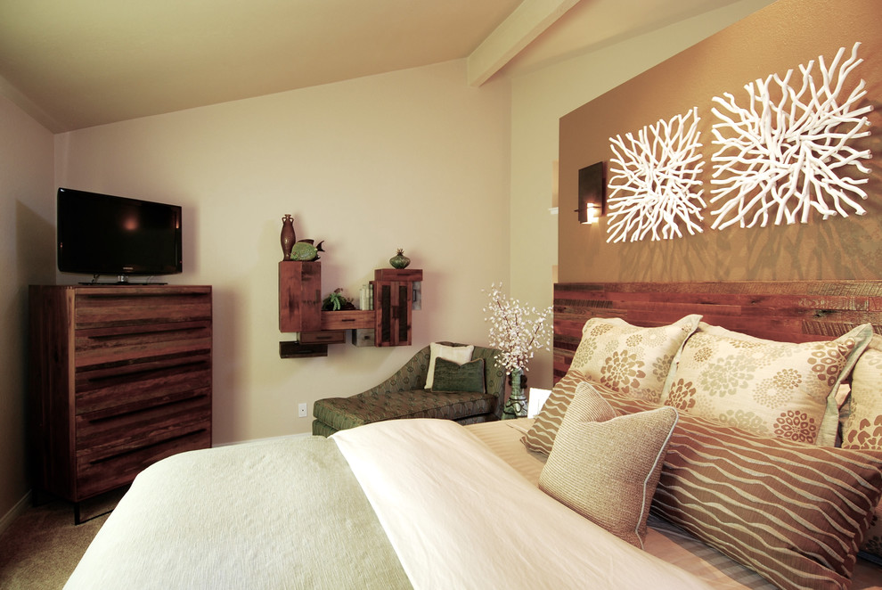 Design ideas for a small contemporary master bedroom in Orange County with beige walls, carpet and no fireplace.