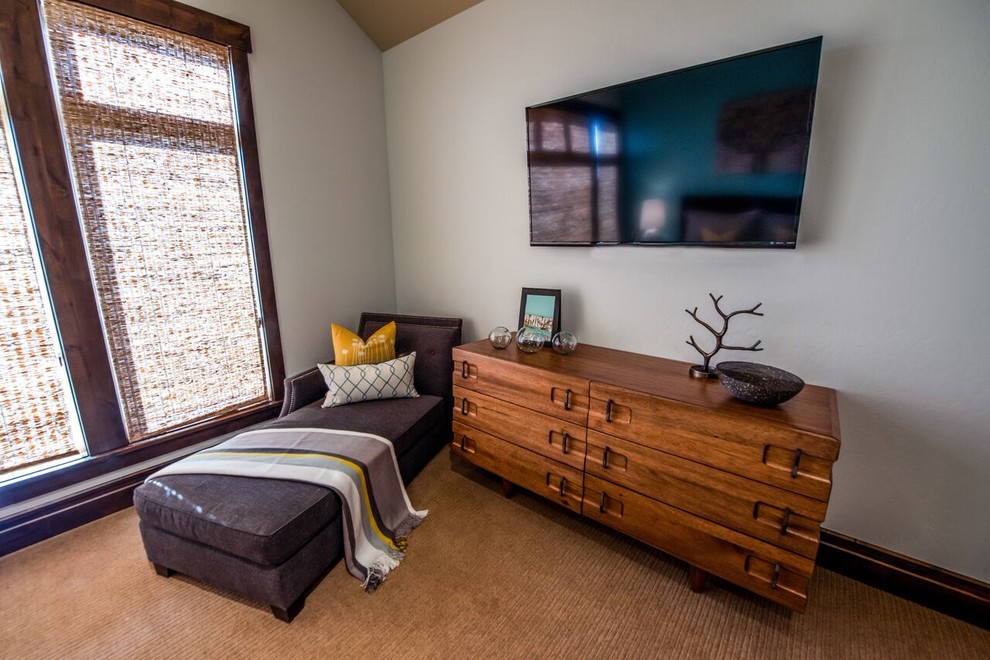 Пример оригинального дизайна: гостевая спальня среднего размера, (комната для гостей) в стиле неоклассика (современная классика) с белыми стенами и ковровым покрытием