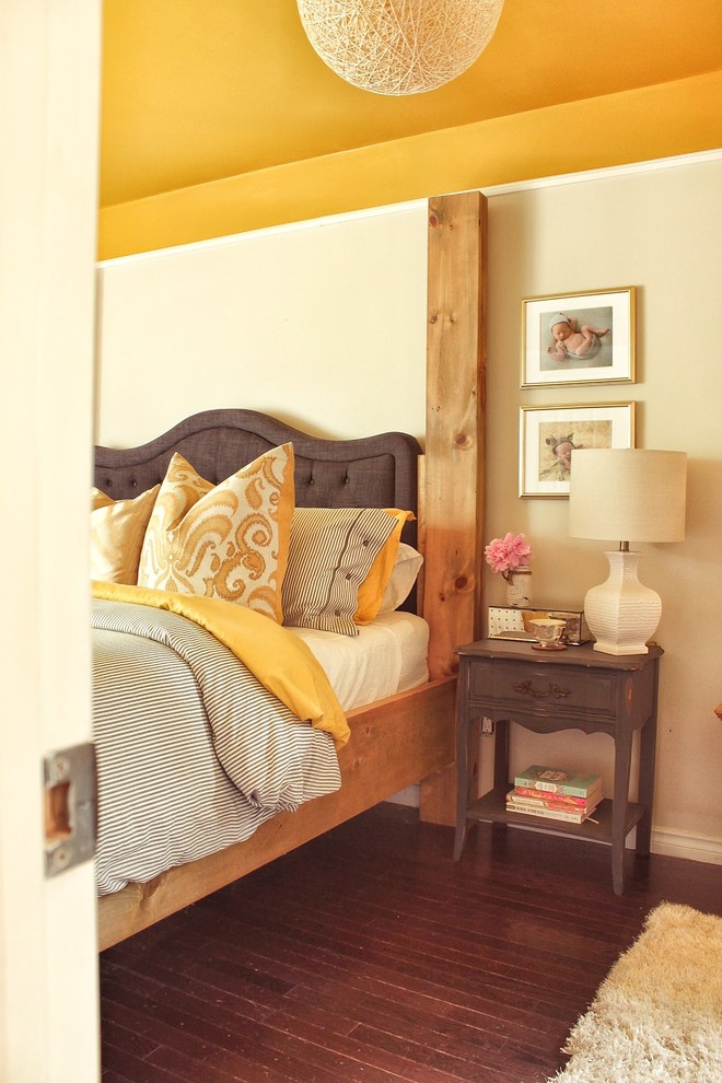 Idées déco pour une chambre parentale campagne de taille moyenne avec un mur beige, parquet foncé, aucune cheminée et un sol marron.
