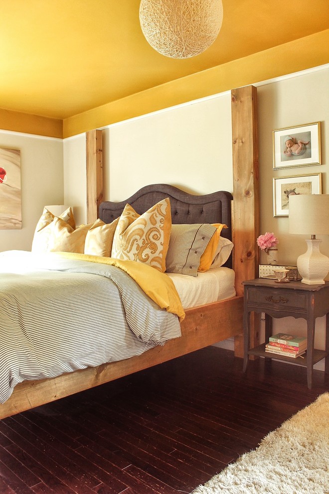 Mittelgroßes Landhaus Hauptschlafzimmer ohne Kamin mit beiger Wandfarbe, dunklem Holzboden und braunem Boden in Toronto