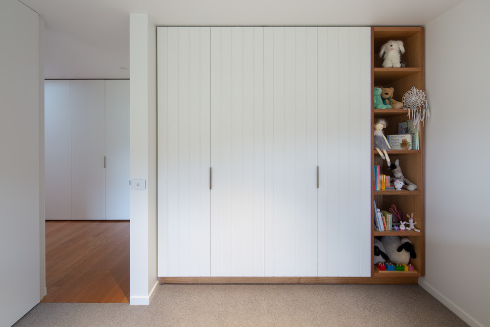 Imagen de dormitorio principal de estilo de casa de campo de tamaño medio con paredes blancas, moqueta y suelo gris